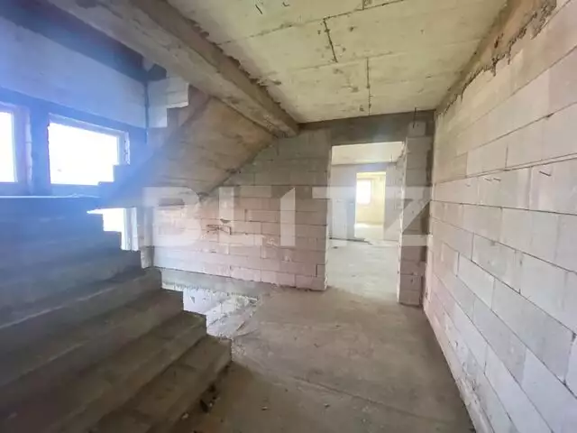 Constructie la rosu cu 6 apartamente