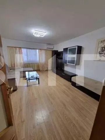 Apartament de 4 camere, 80 mp, decomandat, zona Calea Calarasilor
