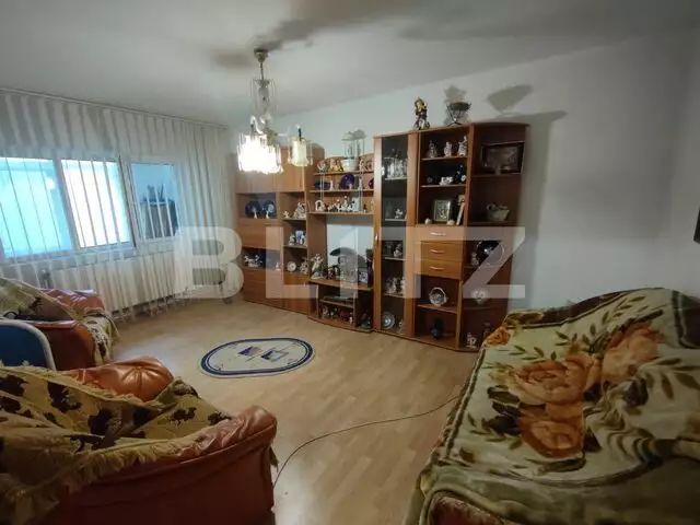 Apartament 3 camere, decomandat, centrala termica, zona Intim-Lapus