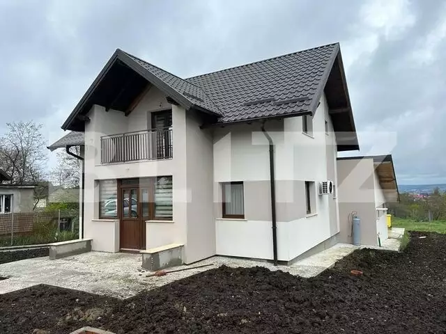 Casa individuala 3 camere, 112 mp, cu garaj, 700 mp teren,  panorama superba, Plopeni Suceava