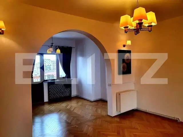 Apartament de 5 camere nemobilat, 137 mp, centrala proprie, zona Piața Romană