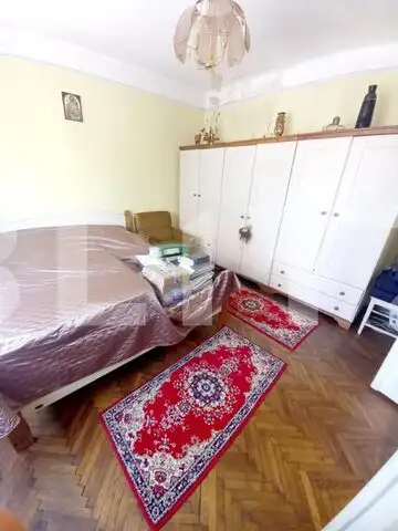 Casa familiala cu 3 apartamente de 2 si 3 camere la casa, total 216mp utili, 3 ap diferite, zona Sirul Canonicilor