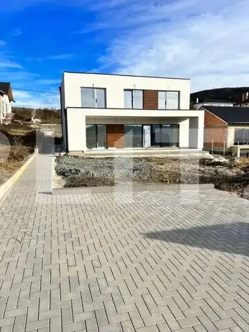 Casa individuala de vanzare, 140 mp , 770 teren, zona lac Chinteni 