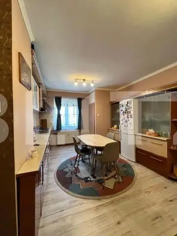 Anunț de Vânzare: Apartament Spațios cu 4 Camere