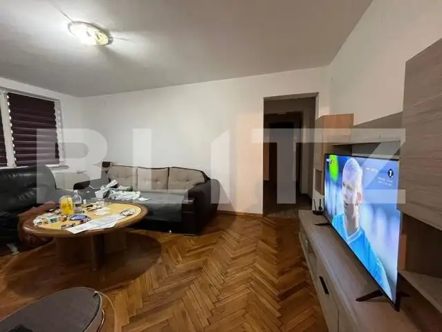 Apartament 3 camere, 74 mp, semidecomandat, centrală termică, zona Centrală