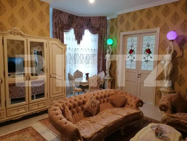 De vanzare apartament 3 camere, ultracentral , cu acoperiș 