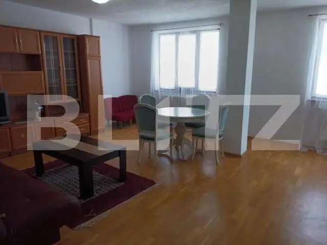 Apartament cu 3 camere, cu scare interioara, cu garaj si loc de parcare