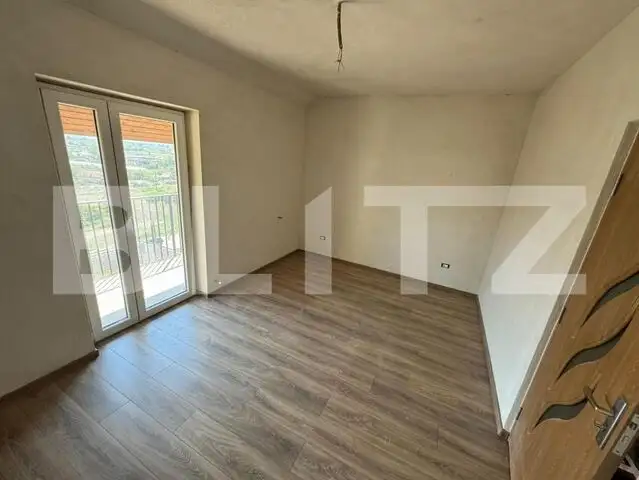 Apartament 3 camere, 80 mp, curte de 145 mp si garaj, Micro