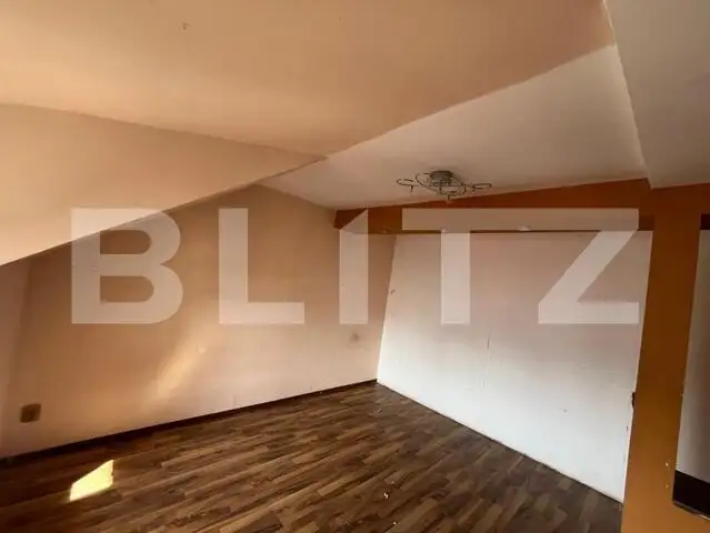 Casa cu 7 dormitoare, în regim P+E+M, 300 mp și 250 mp curte, în zona centrală