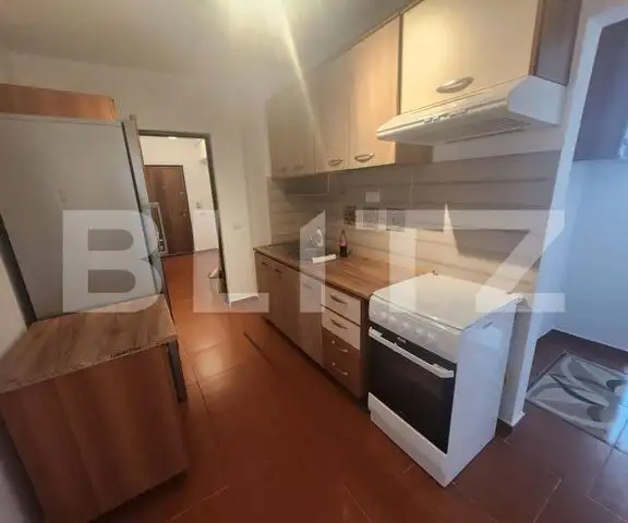 Apartament de inchiriat, cu 3 camere, decomandat, 74 mp, zona-centru