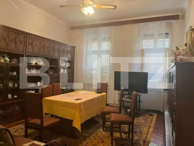 Casă cu 3 camere, 161 mp, cu curte comună, zona-ultracentral