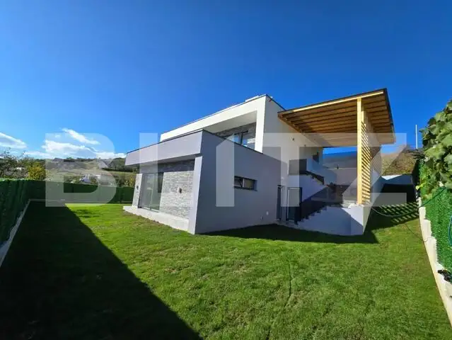 Casa de vanzare in Baciu, zona Sungarden, 583 mp, semifinasat modern