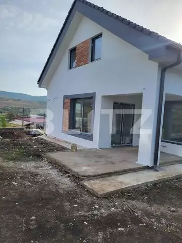 Casa individuala de vanzare, 180 mp util, 500 mp teren, comuna Baciu 