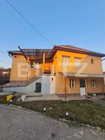 Casa individuala cu anexe, garaj si 869 mp de teren, zona centrala in Chinteni