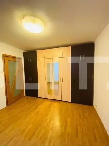 Apartament de 4 camere, 80 mp, metrou, centrala proprie, zona Trapezului 