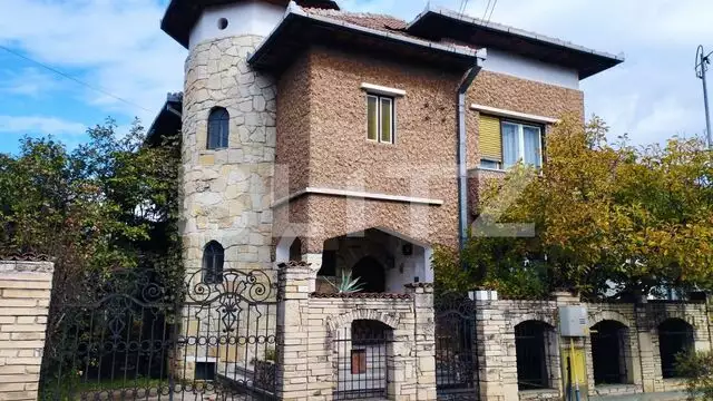Exclusiv! Casa cu arhitectura medievala, 200 mp utili, 500 mp teren, Gheorgheni