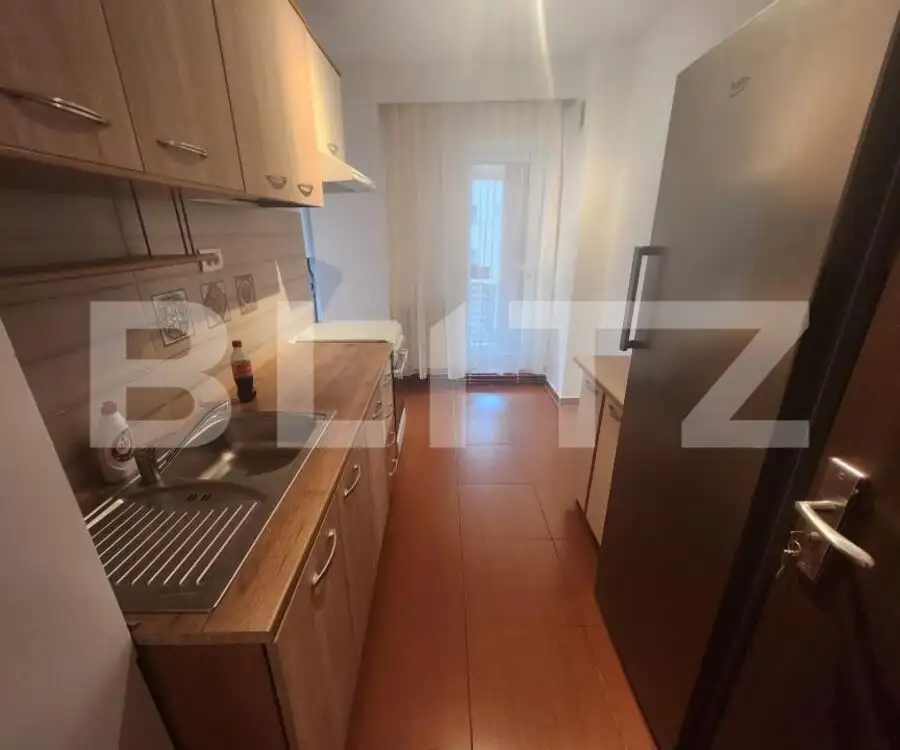 Apartament de inchiriat, cu 3 camere, decomandat, 74 mp, zona-centru