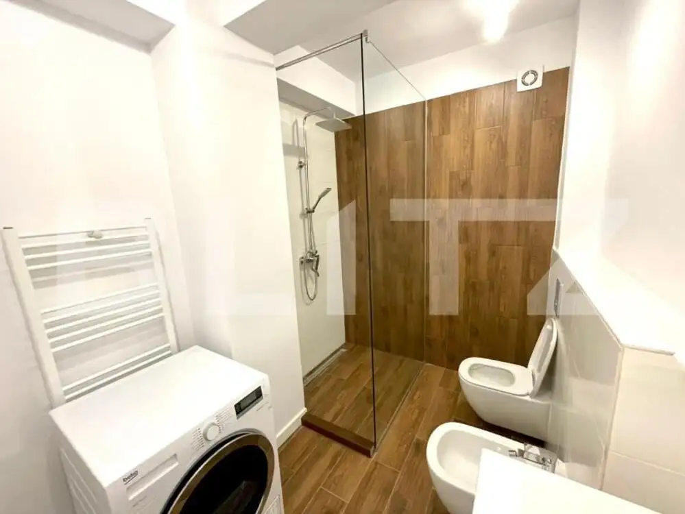 Apartament de 3 camere, centrala termica, parcare privata, zona Centrala