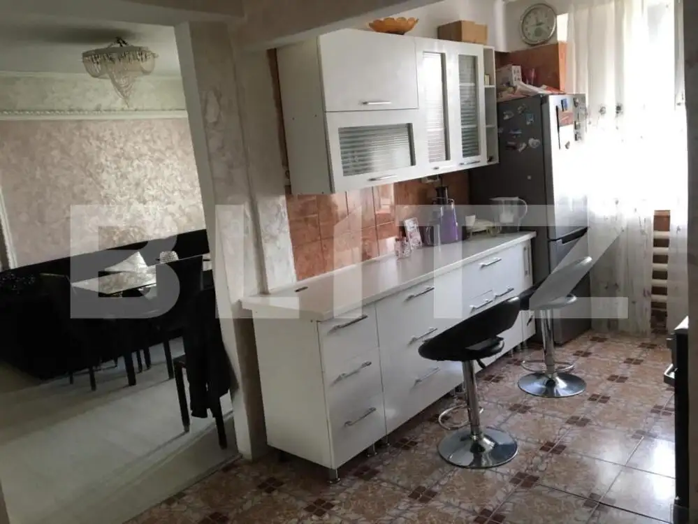 Apartament 3 camere, semidecomandat, ultracentral, etaj 3, 62 mp + balcon