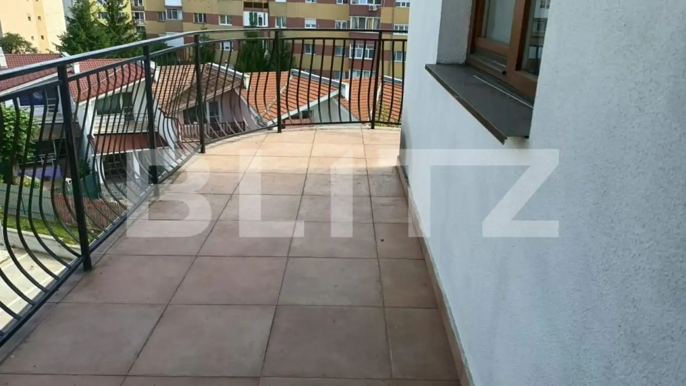 Apartament cu 3 camere, cu scare interioara, cu garaj si loc de parcare