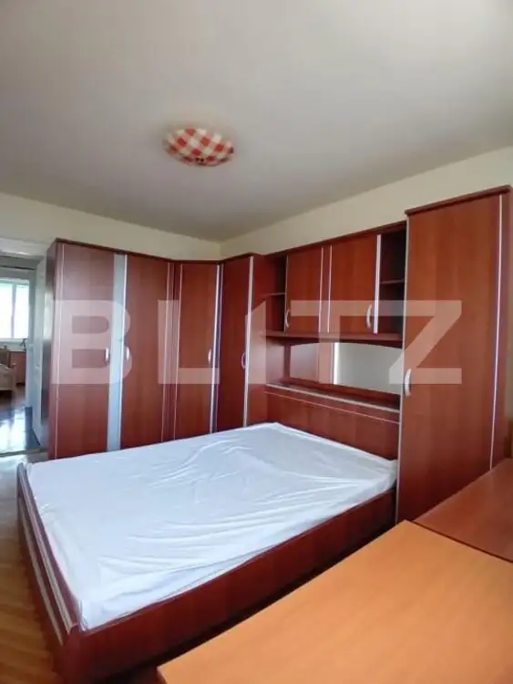 Apartament cu 3 camere, etaj intermediar zona Alexandru Vlahuta 