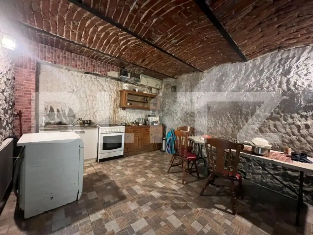 Casa de inchiriat 6 camere, 220 mp, situată în Orasul de Jos