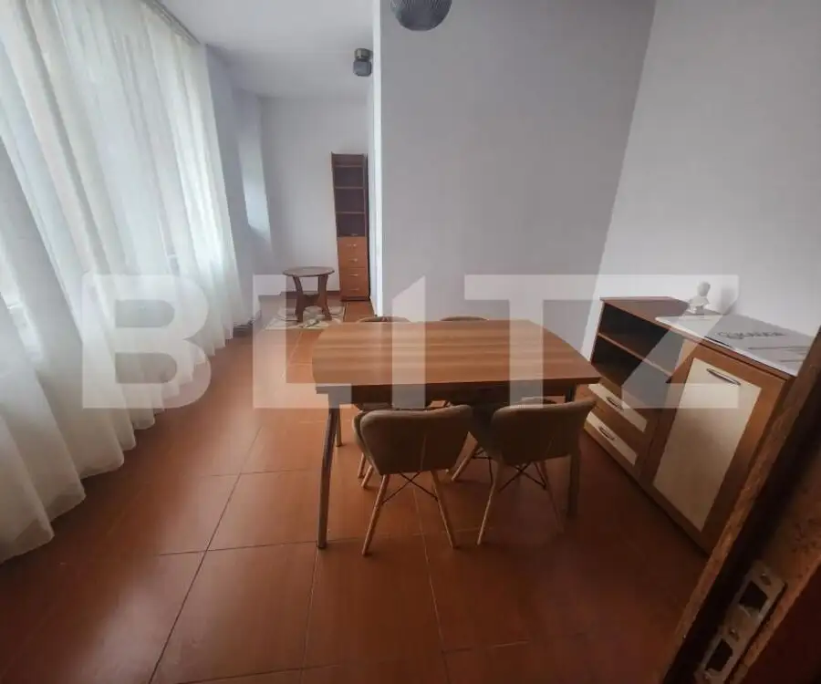 Apartament de inchiriat, cu 3 camere, decomandat, 74 mp, zona-centru