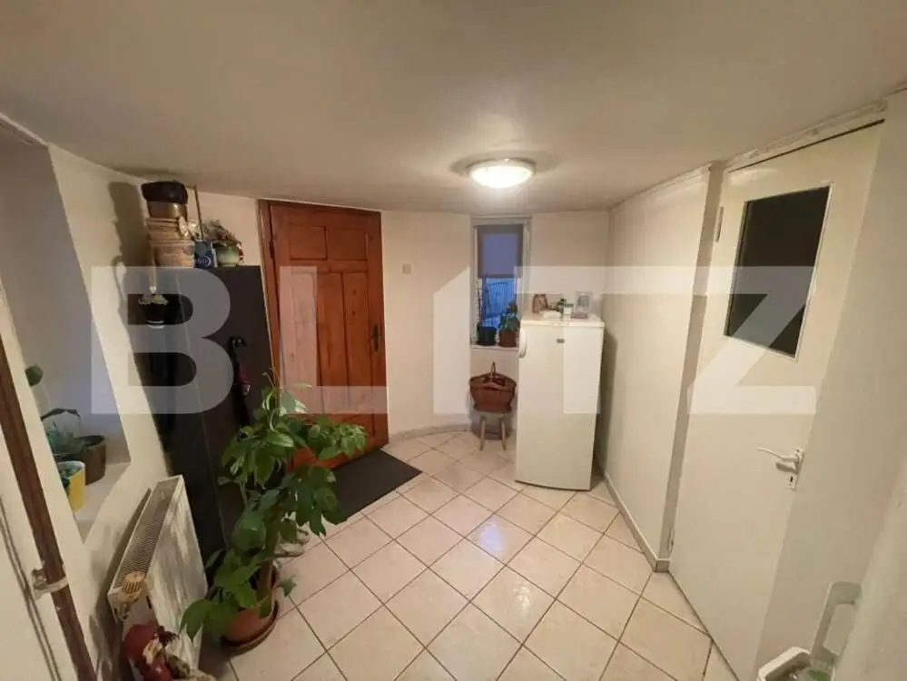 Casa cu 6 camere, pretabila pentru spatiu comercial, teren 516 mp, zona Centru  