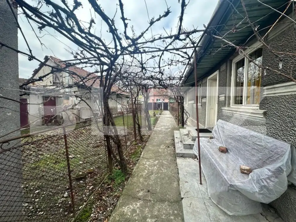 Casă cu anexă 7 camere (Teiuș), 1 bucutarie, 1 baie, 1 living, gradina