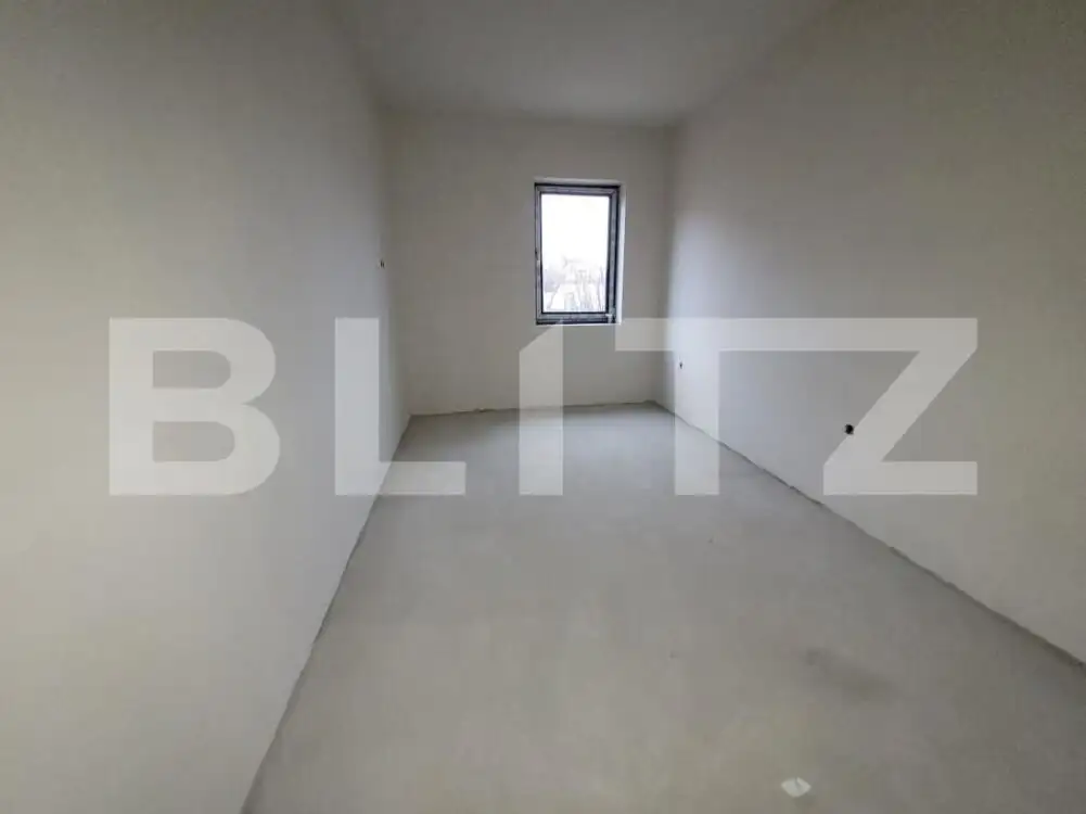 Apartament de vanzare, 3 camere, semidecomandat, bloc nou, zona Pod IRA