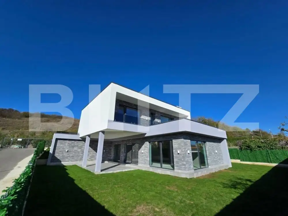 Casa de vanzare in Baciu, zona Sungarden, 583 mp, semifinasat modern