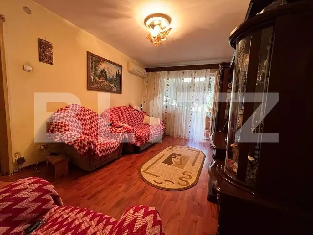 Apartament cu 3 camere semidecomandat în zona Craiovița (Piața Orizont)