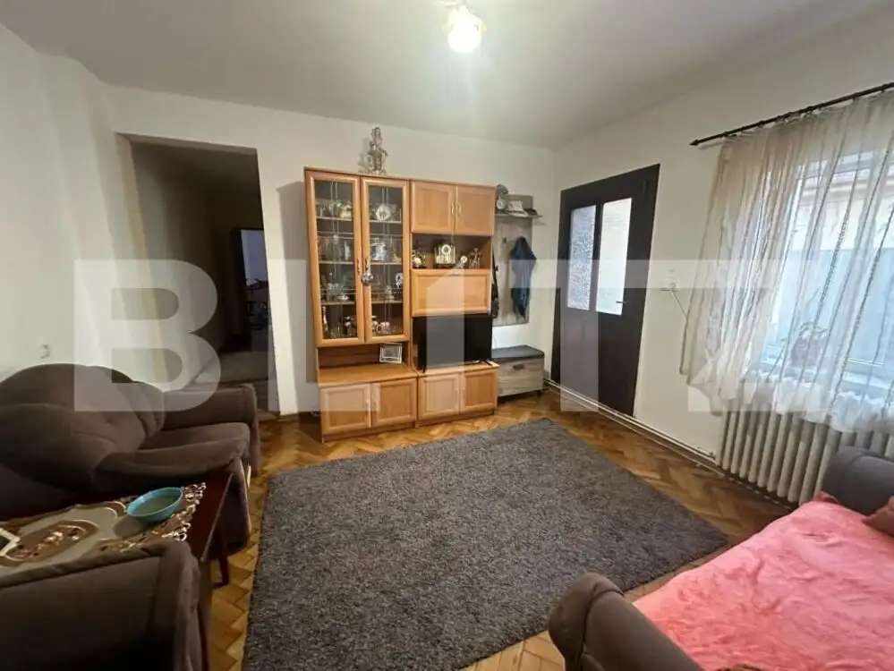 Casa 4 camere, 1 bucatarie, 2 bai, 320mp teren, zona Centrala