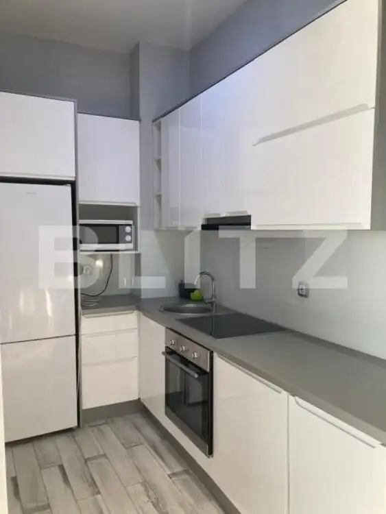 Apartament 3 camere, 53 mp, semidecomandat, cu parcare subterana, zona Centrala