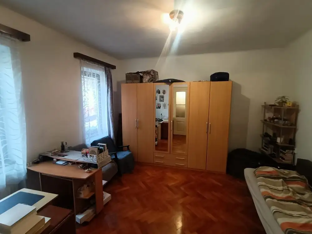 De vanzare! Apartament spatios la curte, zona centrala