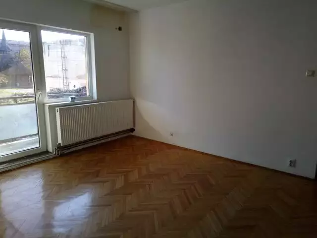 Apartament 3 camere zona Confecții etaj 1