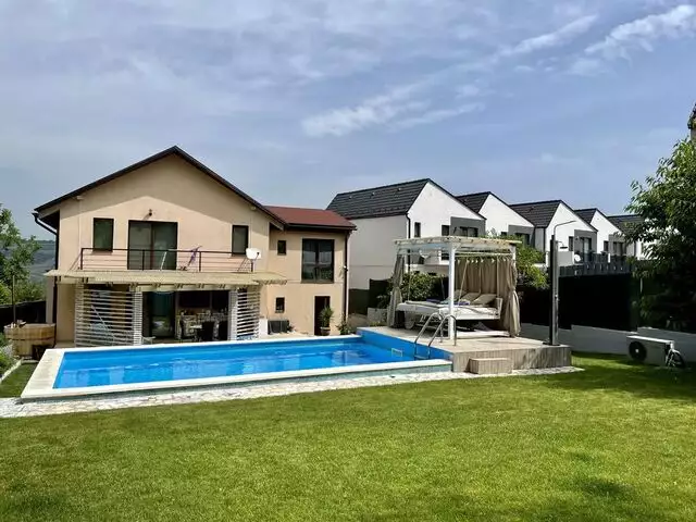 Casa individuala cu piscina de vanzare in zona Vivo