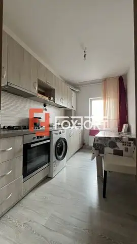 Apartament cu 3 camere si balcon de inchiriat zona Dambovita