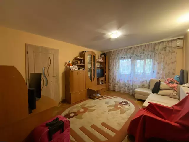 Apartament cu 3 camere, semidecomandat, de vanzare in Lipovei - ID V3237