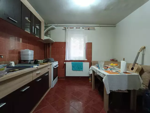 Apartament 3 camere, la parter, zona Buziasului - ID V3407