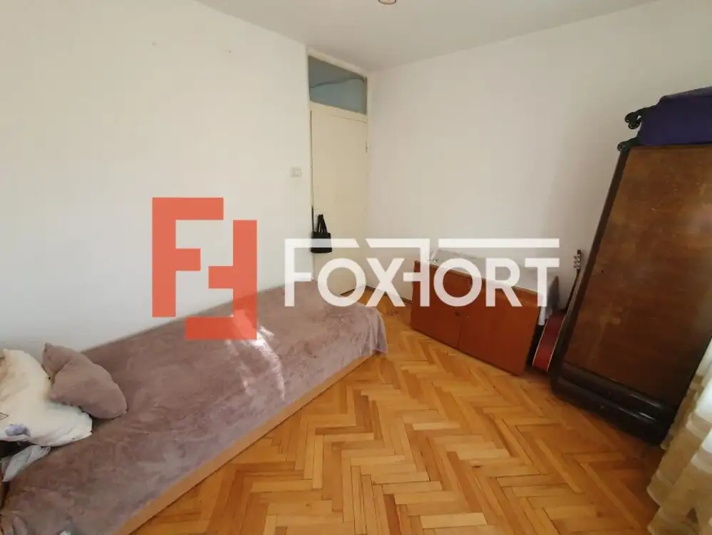 Apartament 4 camere, decomandat, etaj intermediar, zona Dambovita