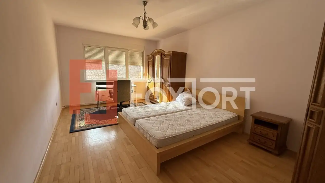 Apartament cu 4 camere, de inchiriat, in Centrul orasului