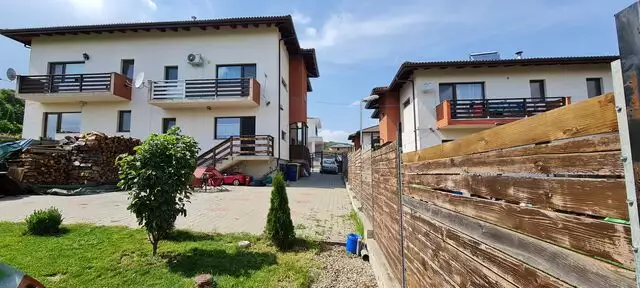 Casa de tip duplex cu curte individuala in Valea Seaca