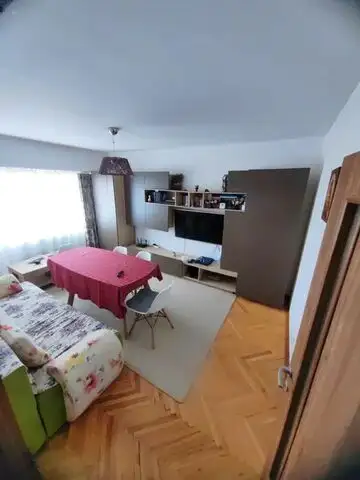 Apartament cu 3 camere de v