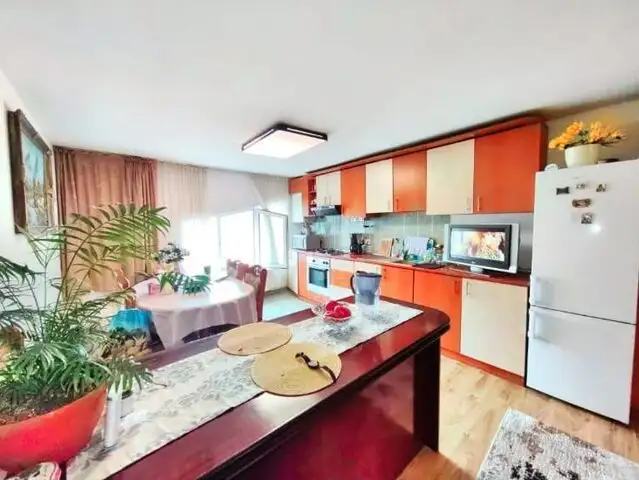 Apartament cu 3 camere, mobilat si utilat, parcare, zona Plopilor