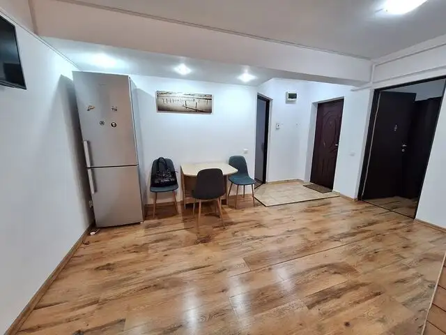 Apartament cu 3 camere, cu parcare, 