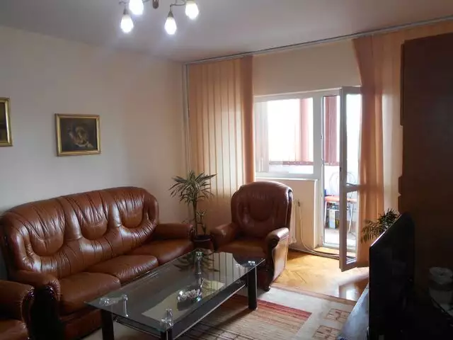 Apartament cu 3 camere, decomandat, etaj intermediar, str Aurel Vlaicu