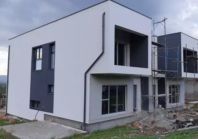 Case noi de tip duplex in Dambul Rotund cu panorama