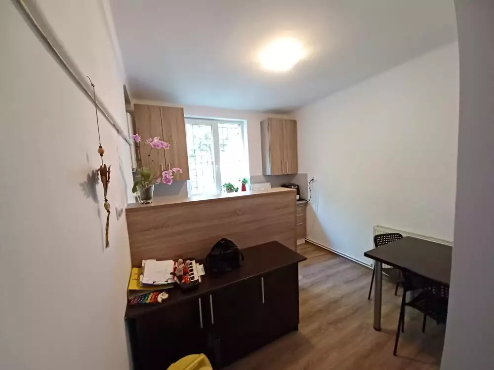 Apartament decomandat 2 camere + 1 camera la demisol, zona Titulescu