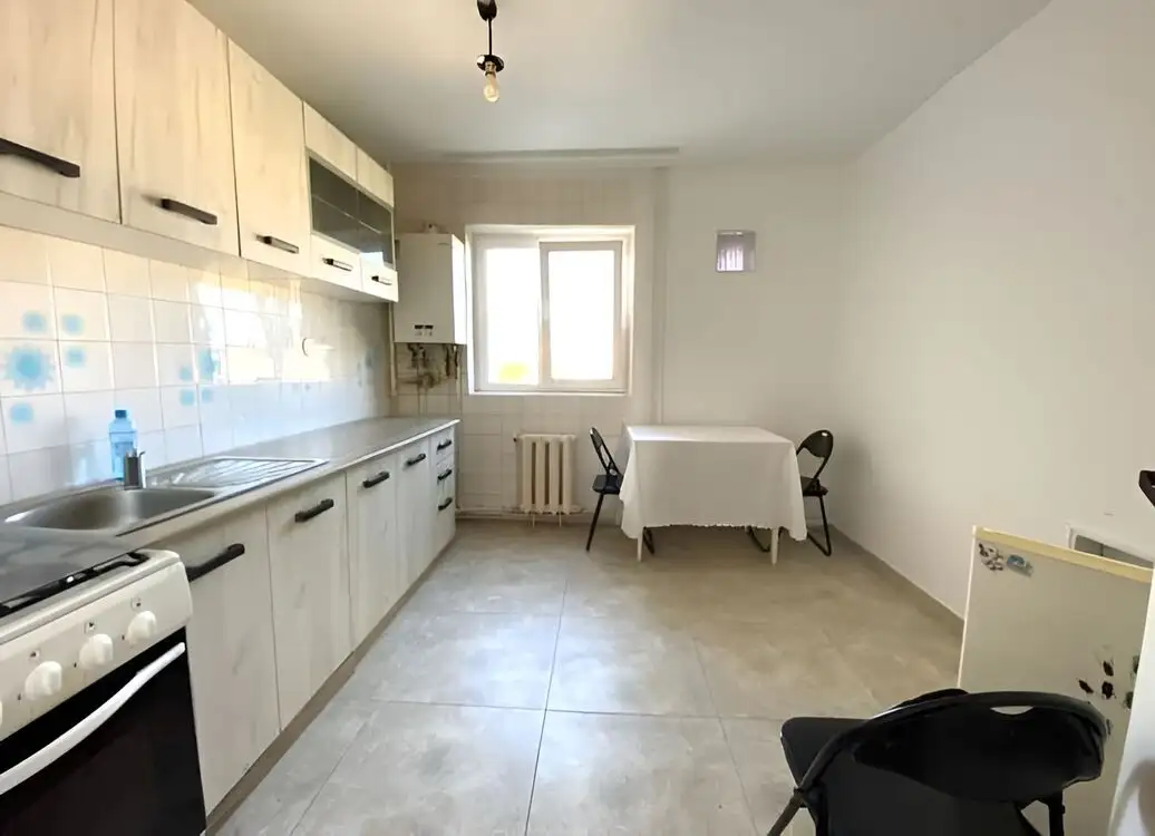 Apartament 3 camere decomandat,  zona străzii Primăverii